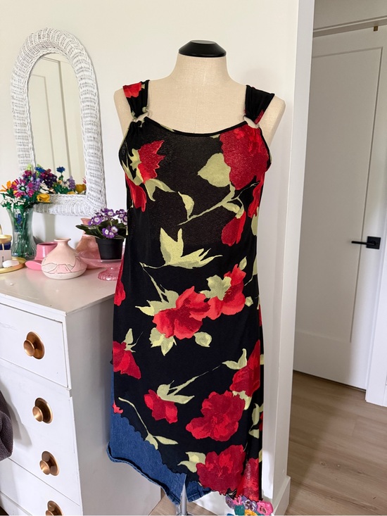mat. Dresses & Skirts - 90’s Plus Size Black Floral Asymmetrical top with Red Roses